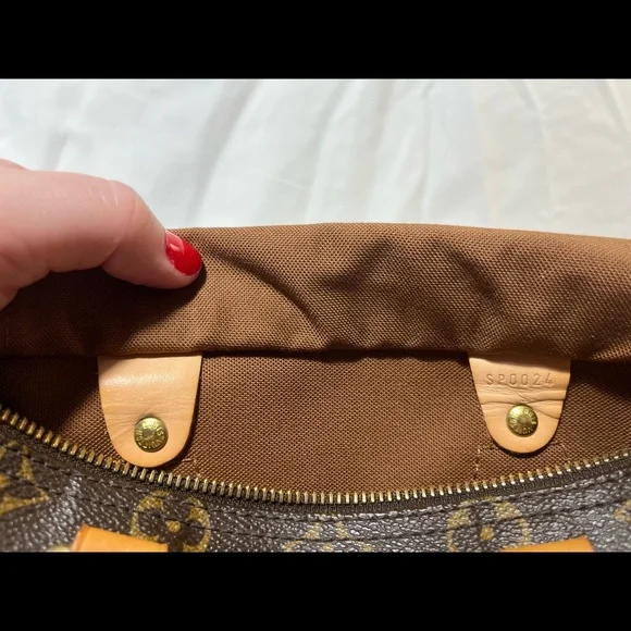 SOLD- Authentic Louis Vuitton Speedy 25 Monogram - Picture 11 of 16